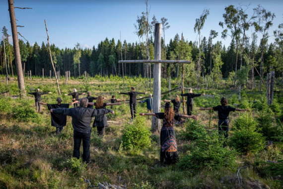 Manifest i sorgens tecken på ett av Svenska kyrkan kalhyggen vid Fagerhultsskogen i Bullaren i Tanums kommun. Foto: Per Pixel.