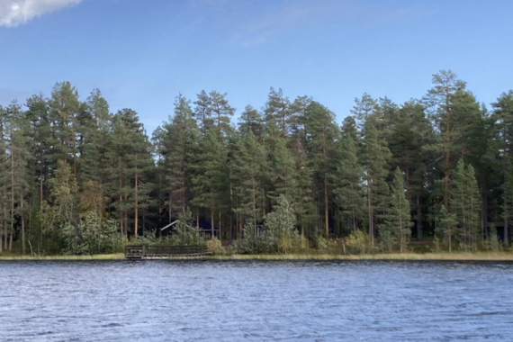 Den avverkningsanmälda sjön ligger vid sjön Onkijärvi i Övertorneå kommun. På bilden syns grillstugan och badbryggan på andra sidan vattnet, där ytterligare en grillplats finns. Foto: Marie Persson.